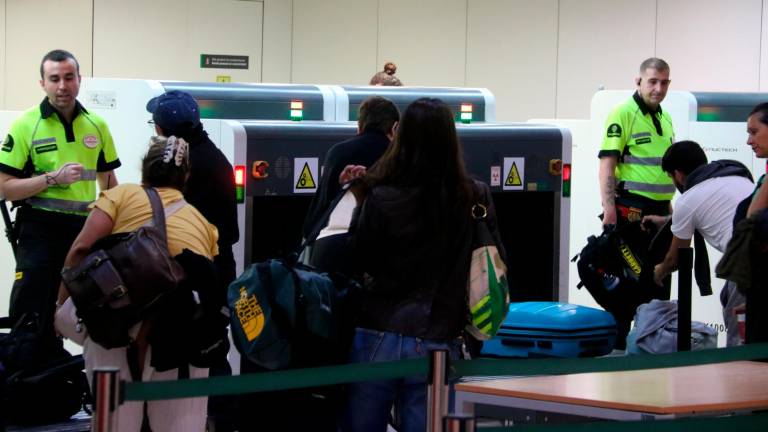 Pasajeros pasando el control de seguridad antes de acceder a las vías de alta velocidad y larga distancia. Foto: ACN