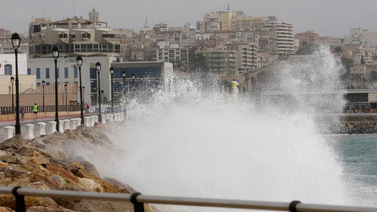 Protecció Civil pide extremar la precaución en las zonas de costa y los paseos marítimos. Foto: Lluís Milián