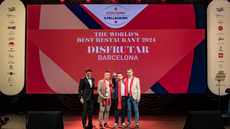 Oriol Castro, Eduard Xatruch y Mateu Casañas, recogiendo el premio de mejor restaurante del mundo. Foto: Camila Almeida / The World’s Best Restaurants 2024