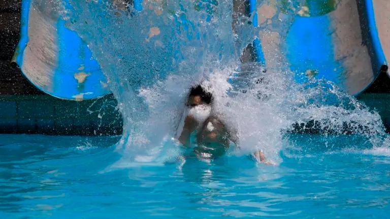 Desde los parques acuáticos recomiendan mantener la vigilancia, especialmente en piscinas. Foto: EFE