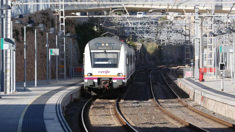 Un tren de Rodalies, entrando en la estación de Tarragona en una imagen de archivo. Foto: Pere Ferré/DT