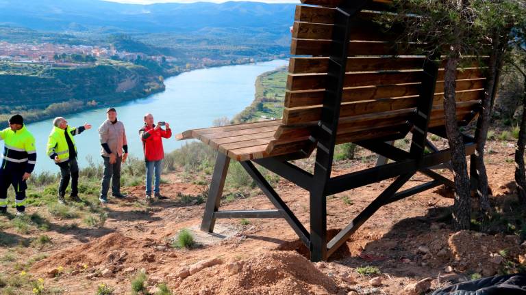 Membres de Figot Tours celebrant la instal·lació del banc gegant al mirador de Vall de Porcs de Riba-roja d’Ebre. Foto: ACN