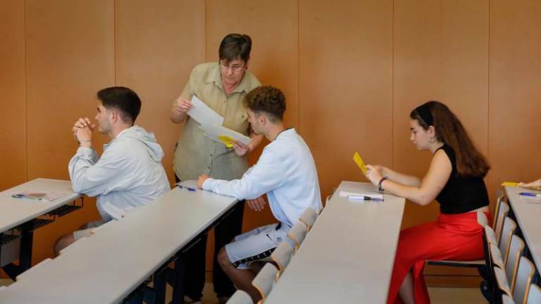 Alumnos durante la celebración de la Selectividad, este 2024, en el Campus Catalunya de la URV. FOTO: PERE FERRÉ