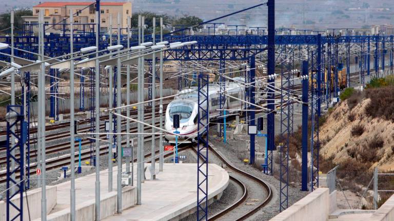 Imagen de un tren de alta velocidad llegando a la estación de Tarragona. Foto: Lluís Milián/DT