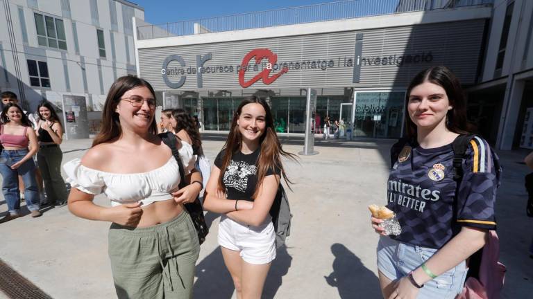 Alumnas saliendo del examen de Historia en la URV. Foto: Pere Ferré