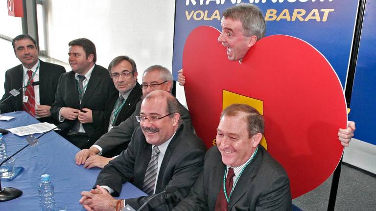 De izquierda a derecha, Albert Abelló, Vicent Pallarès, Xavier Sabaté, Lluis Miquel Pérez, Manel Nadal y Joan Aregio, con el presidente de Ryanair, Michael O’Leary (de pie), cuando la compañía irlandesa anunció que abriría su base en el aeropuerto de Reus. foto: Pere Ferré