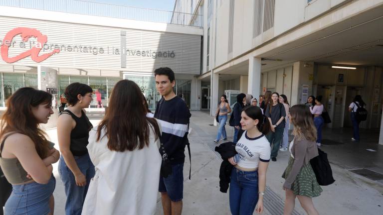 Alumnos saliendo de las PAU en el Campus Catalunya de la URV esta mañana. Foto: Pere Ferré