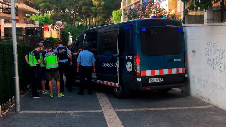 Imagen de archivo de policías y mossos en Salou en plena operación. Foto: DT