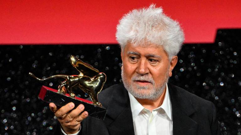 El director y guionista español Pedro Almodóvar sostiene el premio León de Oro por su película ‘La habitación de al lado’. FOTO: EFE