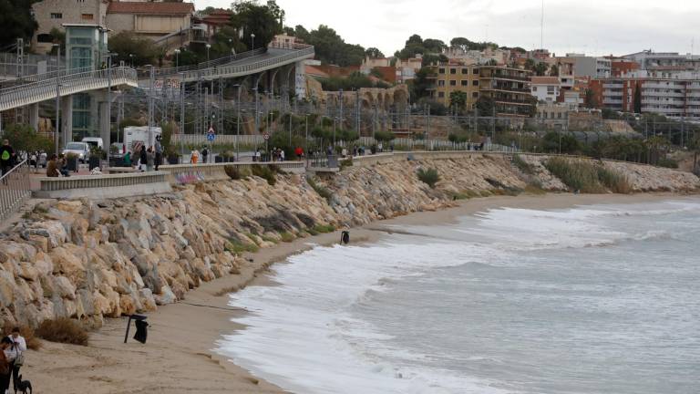 La playa del Miracle de Tarragona después de un temporal. Foto: Pere Ferré/DT