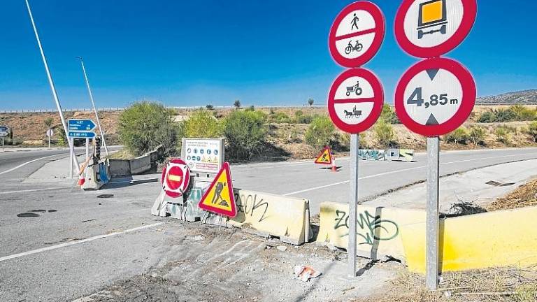 $!La nueva señalización marca que las mercancías peligrosas no podrán pasar por el túnel. Foto: Àngel Ullate