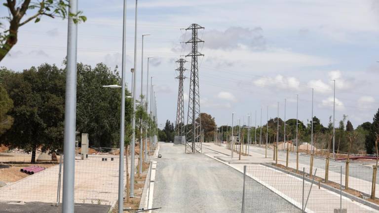 La avenida del Esport está prácticamente culminada, a falta de retirar las torres eléctricas y asfaltar los carriles de circulación. Foto: Pere Ferré