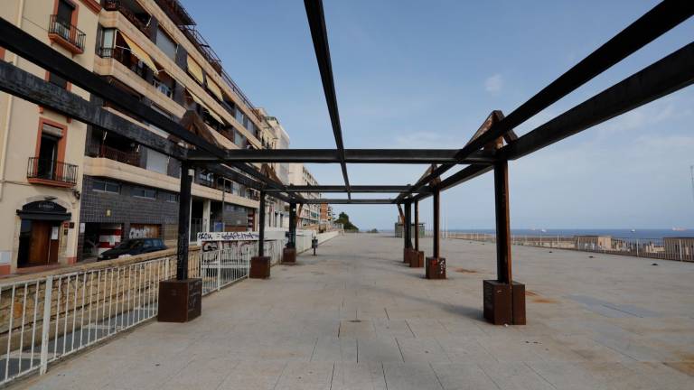 La plaza de La Pedrera, totalmente desértica. Foto: Pere Ferré