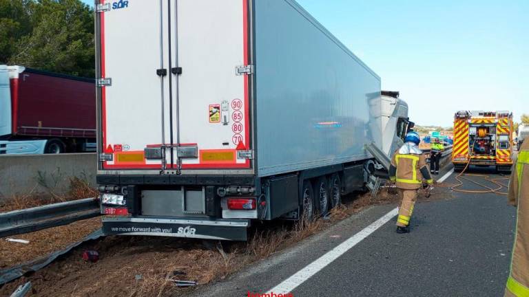 $!Un camión pierde el control y causa un accidente en la AP-7 en L’Arboç