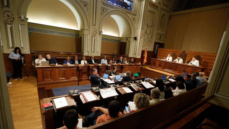 Imagen de un pleno municipal en el Palau de la Diputació. Foto: Pere Ferré