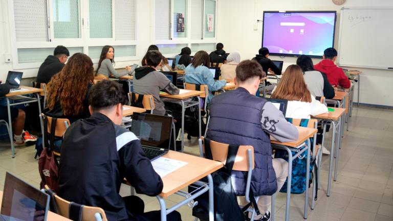 Imagen de archivo de alumnos de la ESO presentando las pruebas de competencias básicas. Foto: ACN
