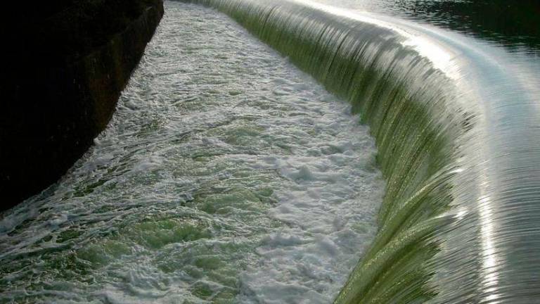 El desbordamiento suelta agua por el aliviadero.