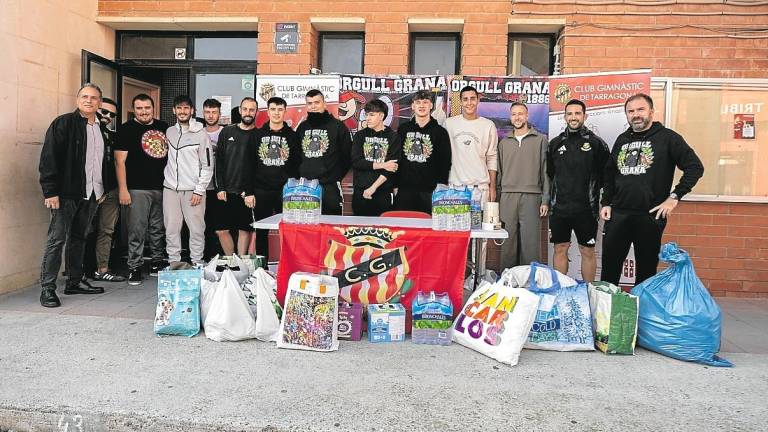 $!El punto de recogida organizado por el Nàstic y Orgull Grana en el Nou Estadi. Foto: Àngel Ullate