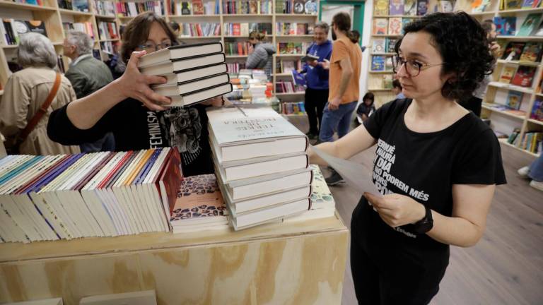 Últimos preparativos en la librería El Soterrani, en Tarragona. Hoy vive su primer Sant Jordi. foto: pere ferré