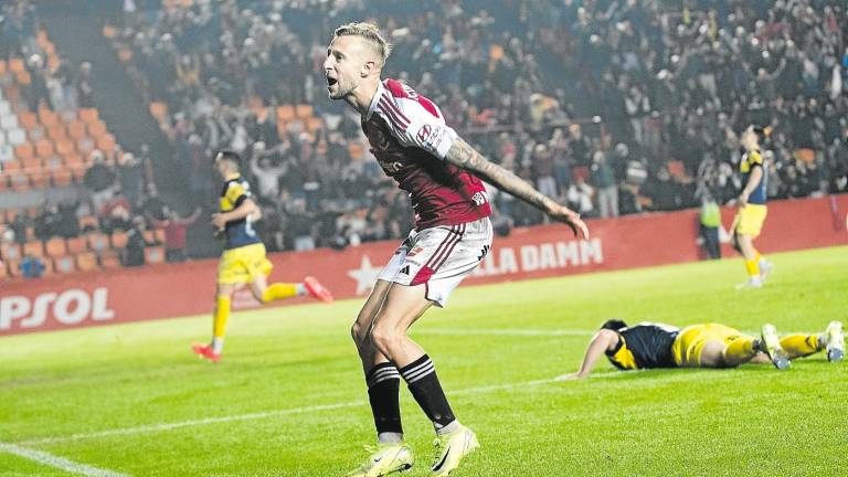 Narro celebra su gol ante la Cultural Leonesa en el Nou Estadi. FOTO: nàstic