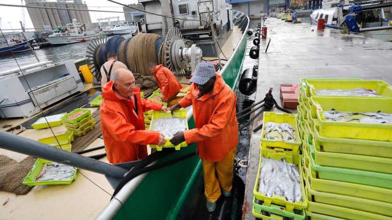 Pescadores de arrastre de Tarragona, en 2023, en el primer día tras la veda. FOTO: PERE FERRÉ / DT