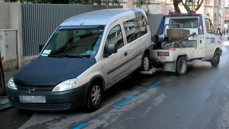 Imagen del anterior servicio de la grúa municipal, retirando una furgoneta. Foto: Lluís Milián/Archivo DT