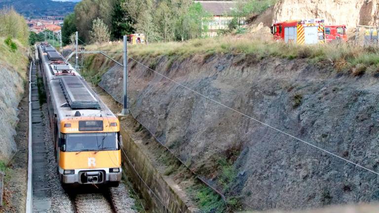 Imagen del tren detenido entre Manlleu y Torelló tras el incidente con la catenaria. Foto: ACN