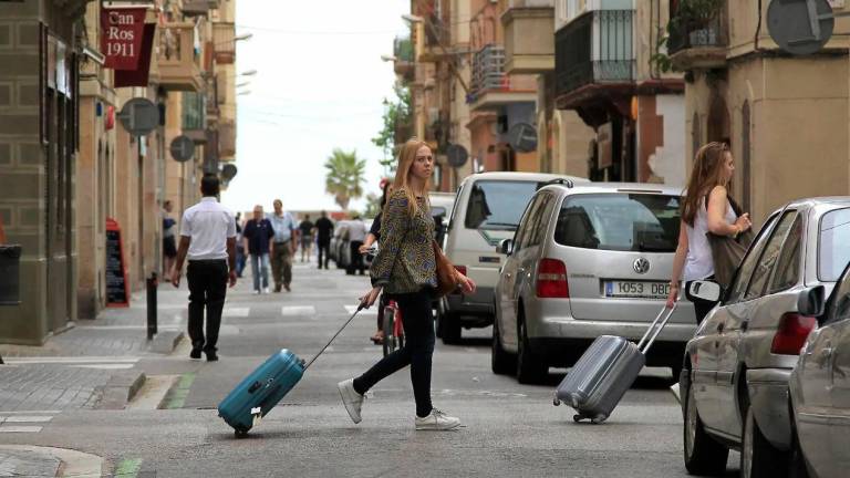 Bustinduy también ha recordado que el gobierno español “perseguirá” los pisos turísticos que se anuncian y que actúan sin licencia. Foto: EFE