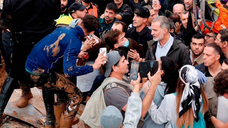 $!Tres detenidos por golpear el coche de Pedro Sánchez en Paiporta