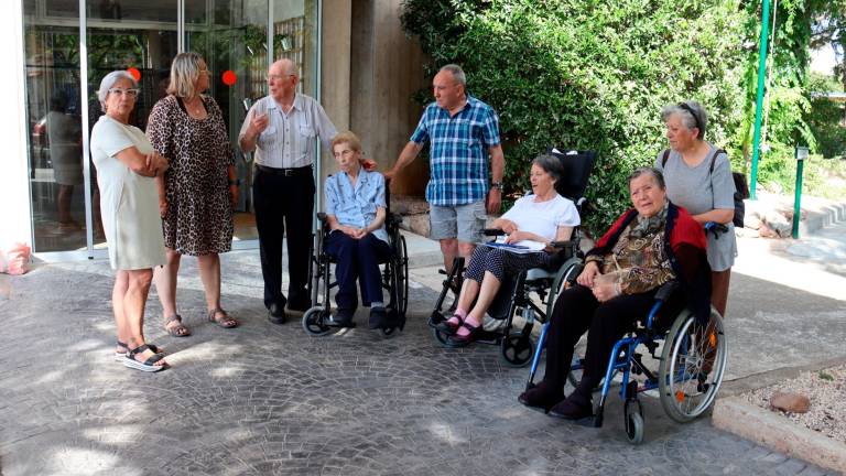 Varios residentes y familiares, anteayer a las puertas de la residencia ICASS. foto: ACN