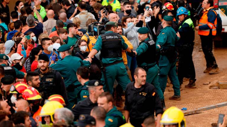 Cordón de la Guardia Civil para evitar que los vecinos de Paiporta lleguen a la comitiva oficial. Foto: EFE