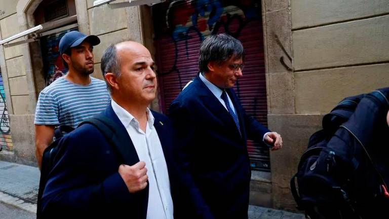 El expresidente de la Generalitat Carles Puigdemont acompañado por Jordi Turull antes del acto en Barcelona. Foto: EFE