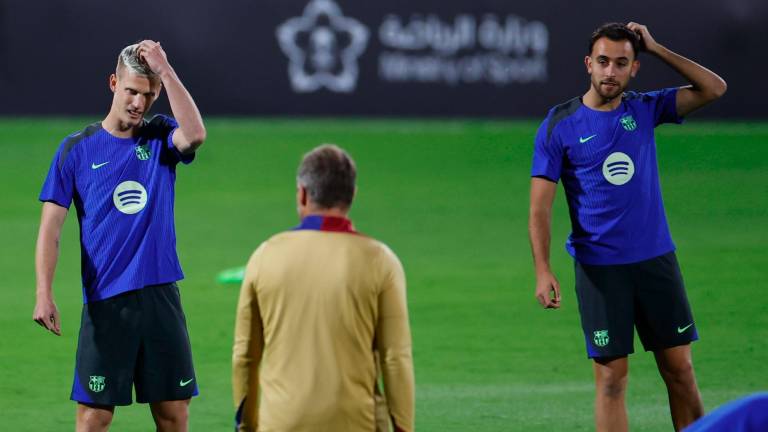 El centrocampista del FC Barcelona Dani Olmo (izquierda) participa en una sesión de entrenamiento este martes en Yeda, en la víspera del partido de semifinales de la Supercopa de España de fútbol que les enfrenta al Athletic de Bilbao. Foto: EFE