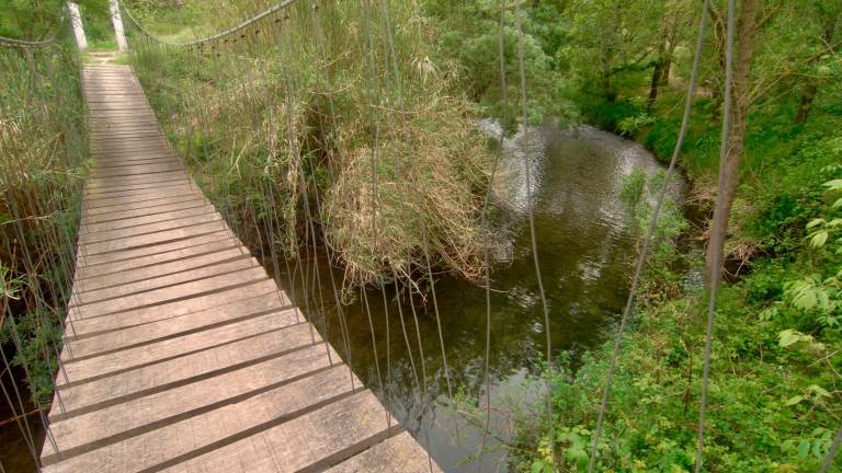 El pont penjant sobre el riu Sénia, un dels elements més representatius, vora el Molí de la Vella. foto: j. revillas