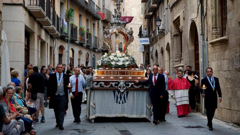 La relíquia de la Cinta, en processó pel carrer de la Rosa. FOTO: Joan Revillas