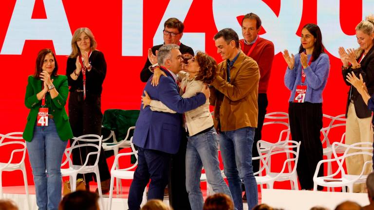 El secretario de Organización del PSOE, Santos Cerdán (i) abraza a la vicepresidenta primera y ministra de Hacienda María Jesús Montero (c), en presencia del secretario general del partido y presidente del Gobierno, Pedro Sánchez (d), en el 41 Congreso Federal del PSOE en Sevilla este sábado. Foto: EFE