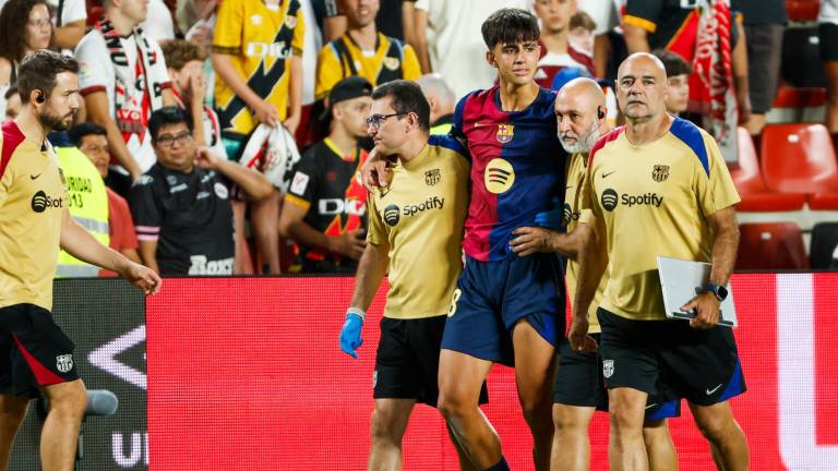 El centrocampista del FC Barcelona Marc Bernal (3d) se retira lesionado durante el partido de la tercera jornada de Liga en Primera División que Rayo Vallecano y FC Barcelona disputan este martes en el estadio de Vallecas, en Madrid. EFE/Mariscal