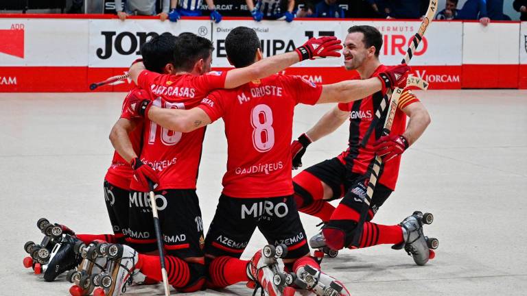 Los jugadores del Reus Deportiu celebran uno de los cinco goles que han anotado. Fotos; Alfredo González