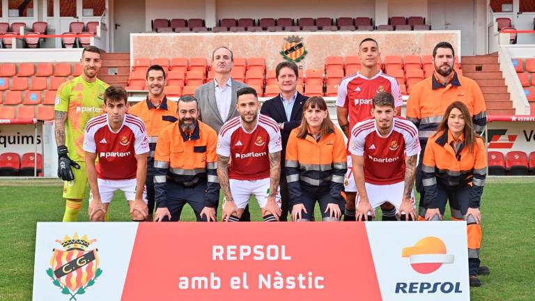 Trabajadores de Repsol, cinco jugadores del Nàstic y Javier Sancho, director de Respol, y Lluis Fànbregas, presidente del Nàstic, en la foto de familia en el Nou Estadi. Foto: Alfredo González