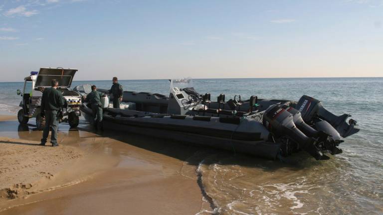 Agentes de la Guardia Civil requisando bidones de gasolina de una lancha aparecida en Torredembarra. Foto: Pere Toda/DT