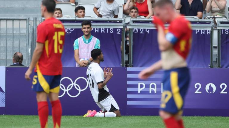 El jugador egipcio Ibrahim Adel (c) celebra tras anotar el 0-2 a España durante su partido del Grupo C de fútbol masculino de los Juegos Olímpicos de París 2024 en el Estadio de Burdeos (Francia) este martes. EFE/ Kiko Huesca