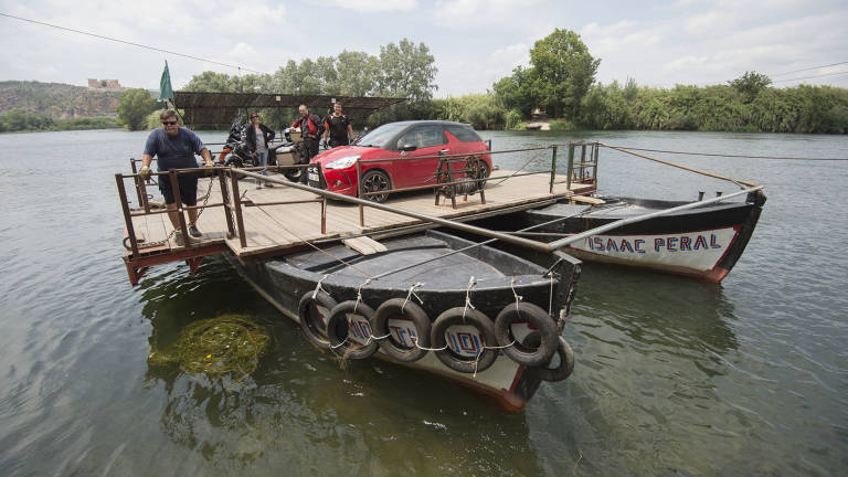 El Pas de Barca cruza el r&iacute;o Ebro. Foto: Joan Revillas