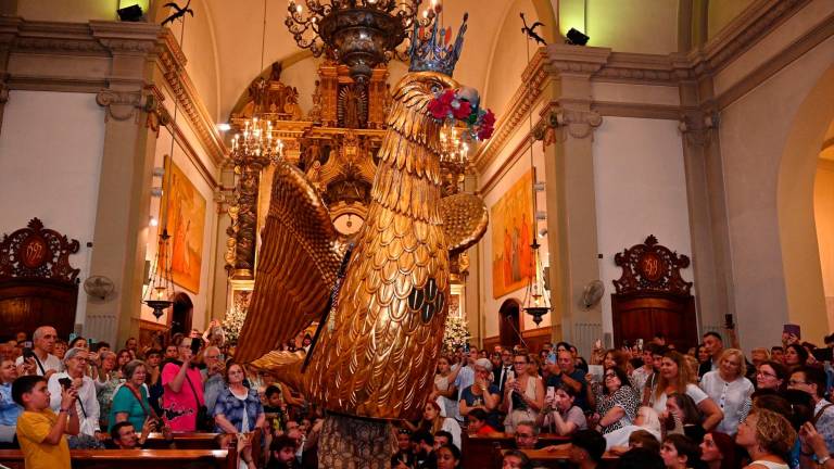 L’Àliga de Reus realitzant el Ball Solemne Curt, ahir dins el santuari de Misericòrdia. foto: Alfredo González