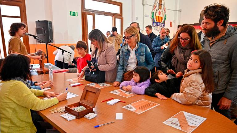 Moltes famílies s’han apropat aquest divendres a la Rifa de la Confitura de l’Orfeó Reusenc. FOTO: Alfredo González