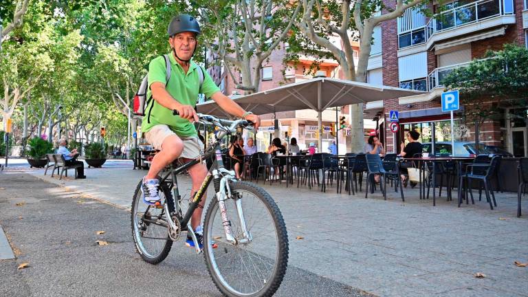 El ciclista César Pérez, de 67 años, pedaleando por el carril integrado en los paseos, uno de los más antiguos. Foto: Alfredo González
