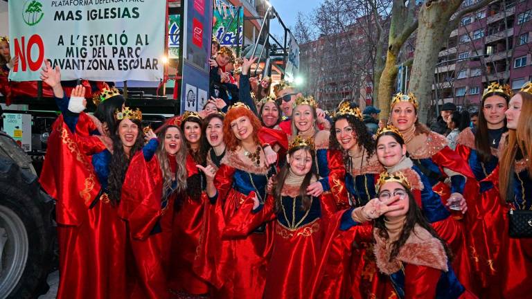 La Rua de Lluïment, pese a terminar con lluvia, dejó, más allá de la queja de Mas Iglesias, imágenes divertidas en los paseos: del Gegant Indi al Equipo A, pasando por el disfraz de la alcaldesa Sandra Guaita y otros concejales del gobierno. Fotos: Alfredo González