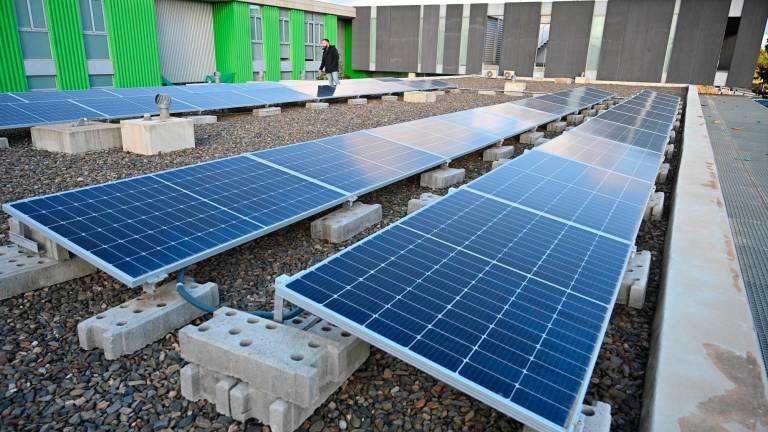 Instalación fotovoltaica en la cubierta de una escuela de Reus. Foto: Alfredo González / DT