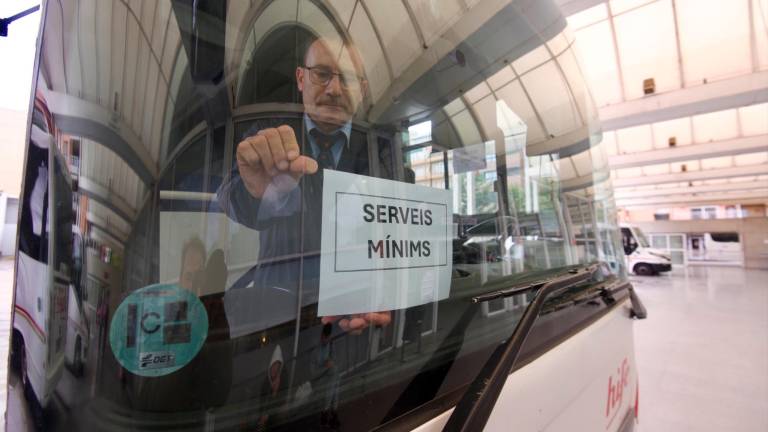 Un conductor posant el cartell de «Serveis Mínims» a l’estació d’autobusos de Tortosa. Foto: J. Revillas