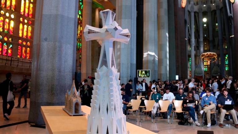 Maqueta de la cruz que coronará la torre de Jesucristo de la Sagrada Familia. Foto: ACN