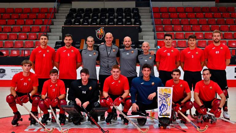 La plantilla del Reus Deportiu, con las bajas de los internacionales cubiertas por los canteranos, posa antes del inicio dle primer entrenamiento de pretemporada. Foto: Alfredo González